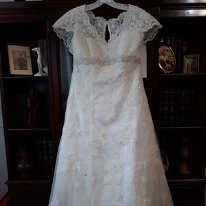 Wedding Gown Brand New, Never Used, Beautiful!